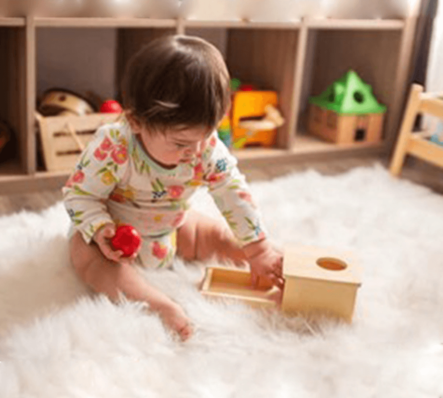 Montessori-Objektpermanenz-Box aus Holz mit Ball