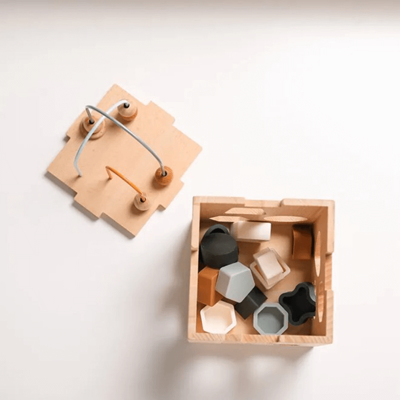 Montessori - Aktivitätswürfel aus Holz mit geometrischer Form aus Silikon
