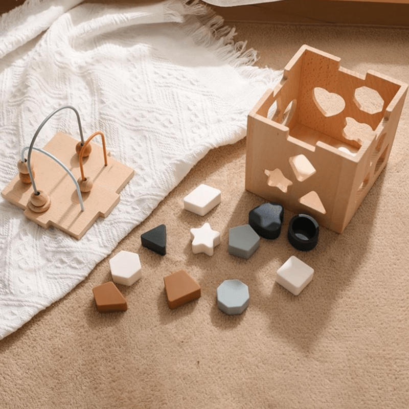 Montessori - Aktivitätswürfel aus Holz mit geometrischer Form aus Silikon