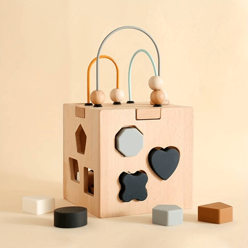 Montessori  - Aktivitätswürfel aus Holz mit geometrischer Form aus Silikon